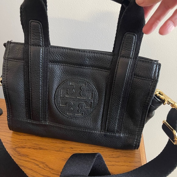 Used.excellent cond.Tory Burch black purse
Height: 7 1/2” length: 10” 18.5 - Picture 1 of 8